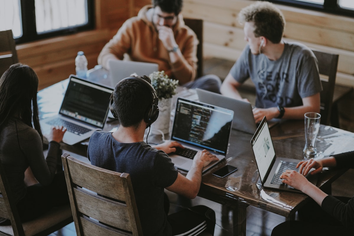 Thuê thiết kế web freelancer hay công ty: So sánh ưu nhược điểm chi tiết giúp bạn chọn đúng